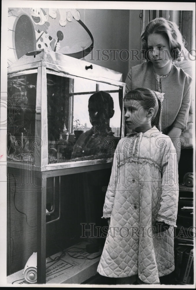 1964 Press Photo Kathy Scheutzow and Kimberley Franz of Lakewood - ned34292