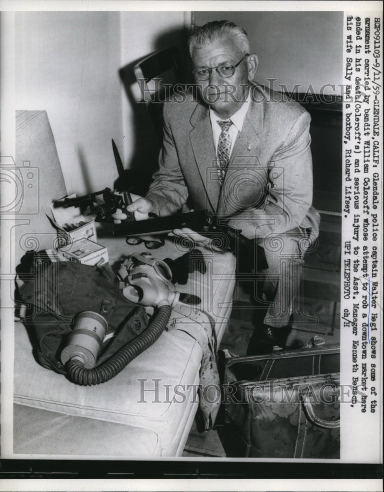 1959 Press Photo Walter Hegi shows items carried by bandit William Coleroff
