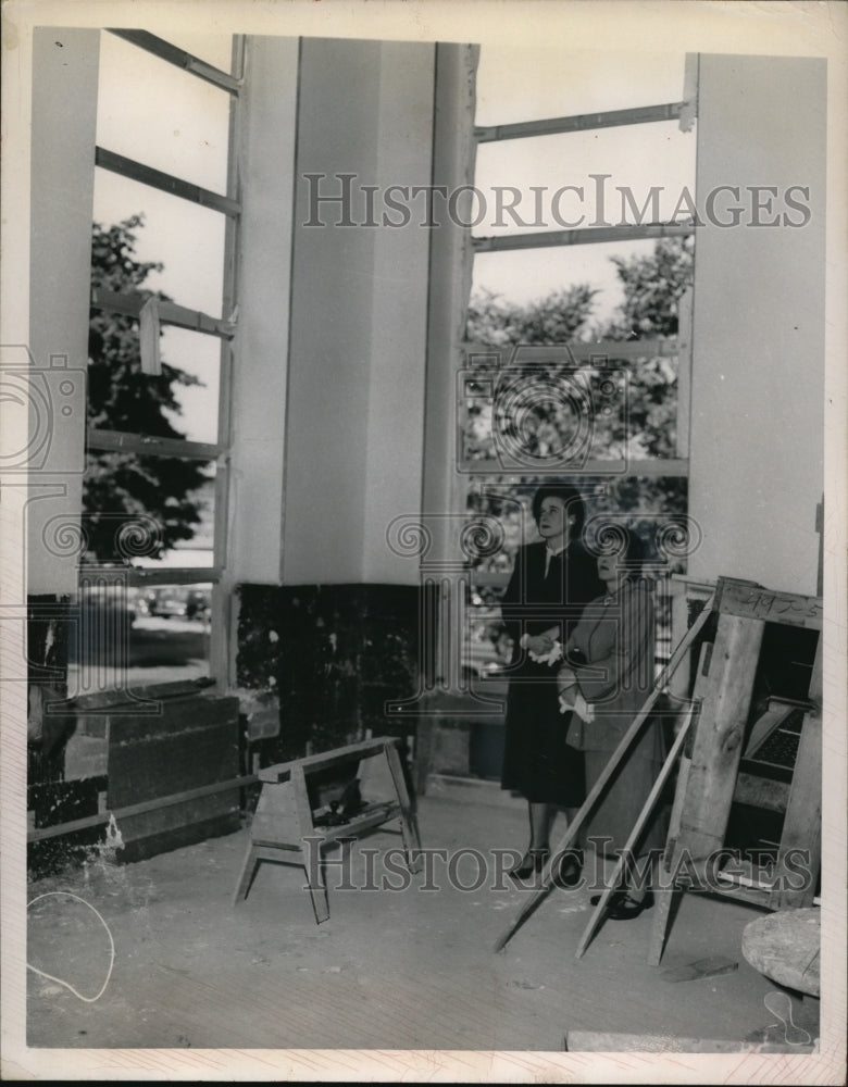 1950 Press Photo Mrs. Alfred Huck & Mrs. James A. Winton in new hospital wing