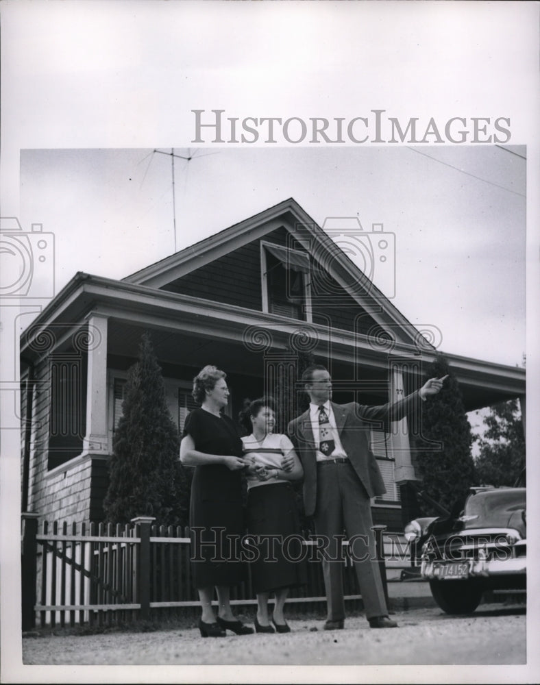 Load image into Gallery viewer, 1955 Press Photo George Fortin points to his Italian bride, Nina, as mom watches
