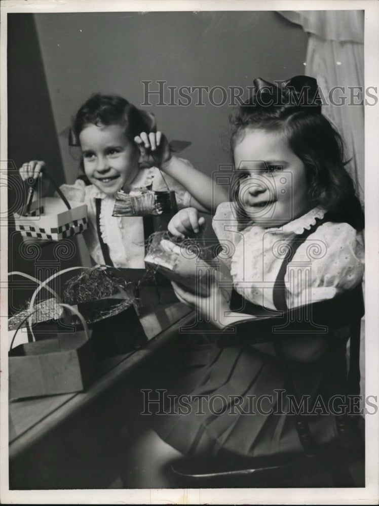 1953 Press Photo Nancy Dale Chockley, Jr. and her sister, Beth, during Easter