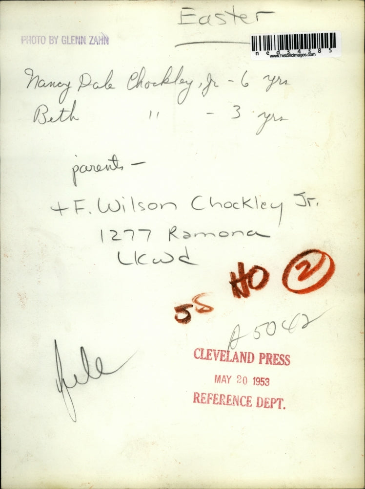 1953 Press Photo Nancy Dale Chockley, Jr. and her sister, Beth, during Easter