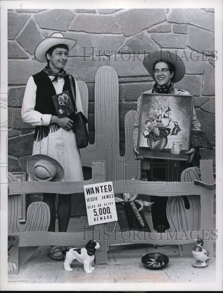 Press Photo Mrs. Paul Dunn and Mrs. Voyce D. Chido at Fine Arts Guild