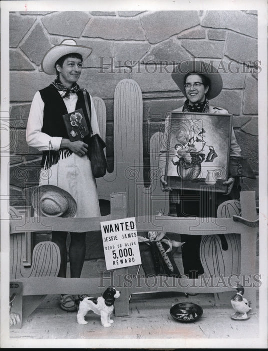Press Photo Mrs. Paul Dunn and Mrs. Voyce D. Chido at Fine Arts Guild