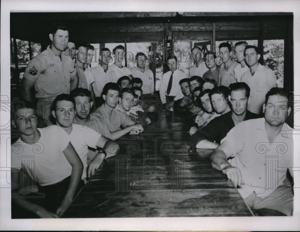 1946 Press Photo Group of veternas who worked to keep Pond River Mine open