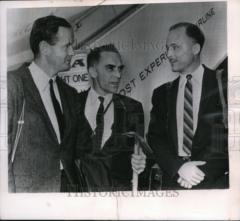 Load image into Gallery viewer, 1963 Press Photo Dr. G. Roberts, Dr. W.E. Siri &amp; Ddr. J.T. Loster to depart
