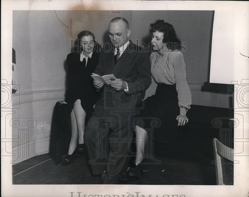 1948 Press Photo P. Finklestein, G.H. Robertson & R. Moussiauk in a hospital