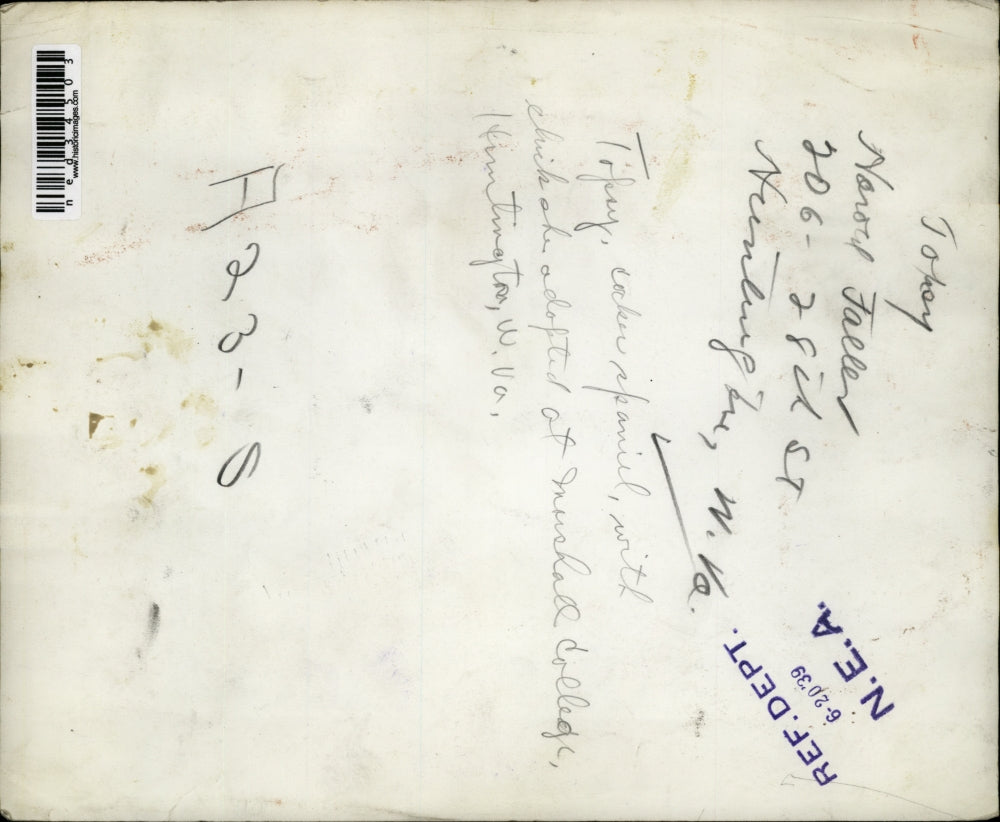 1939 Press Photo Tofsy, cocker spaniel, with chick she adopted