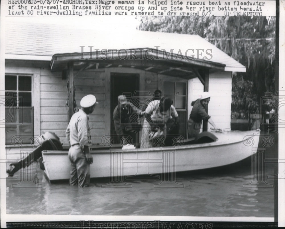 1957 Press Photo Anchor Texas A Negro woman is helped into rescue boat as flood