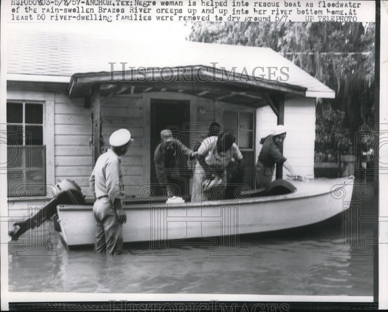 Load image into Gallery viewer, 1957 Press Photo Anchor Texas A Negro woman is helped into rescue boat as flood

