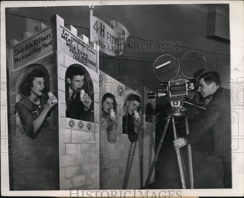 Load image into Gallery viewer, 1944 Press Photo Chicago the healthiest pairs of boys and girls chosen from
