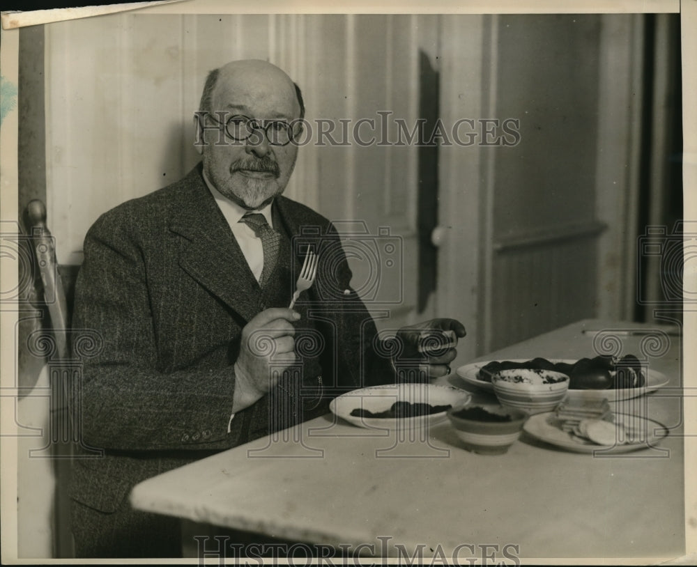 1937 Press Photo Dr Wesson enjoys a meal of his sausages and a sandwich of