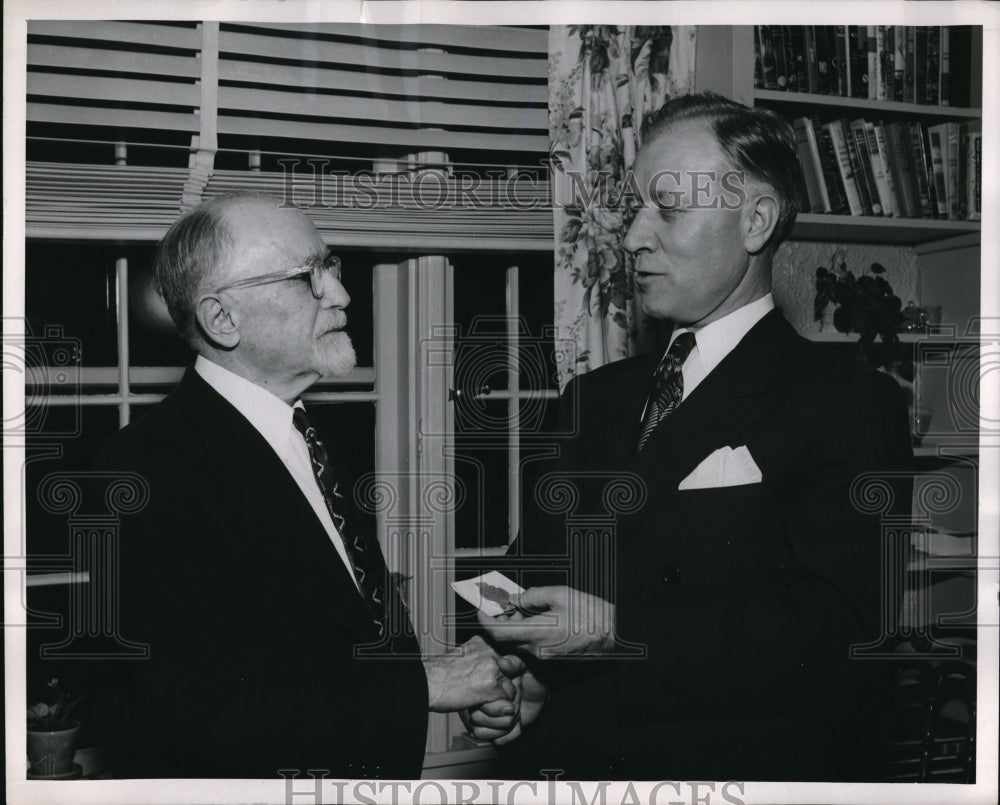 1953 Press Photo New York NY It could only happen in America said Henry Hochuli