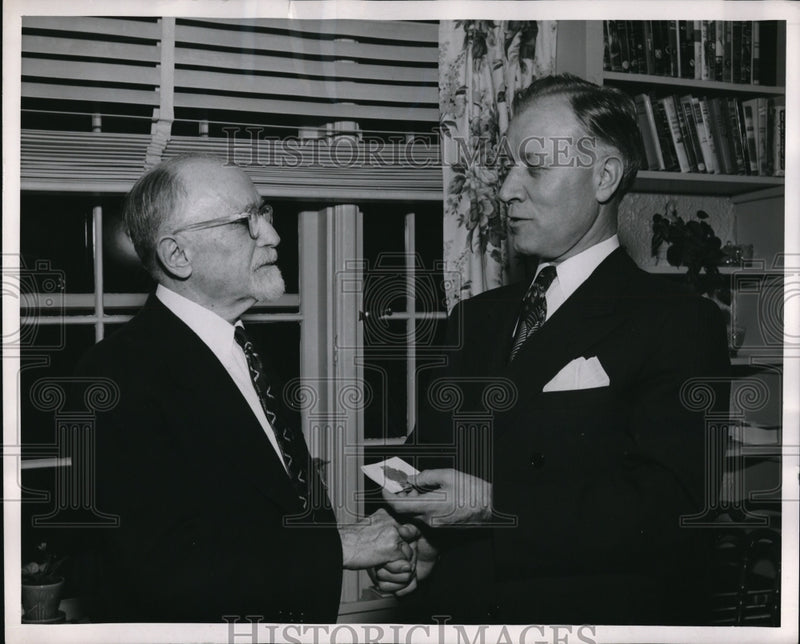 Load image into Gallery viewer, 1953 Press Photo New York NY It could only happen in America said Henry Hochuli
