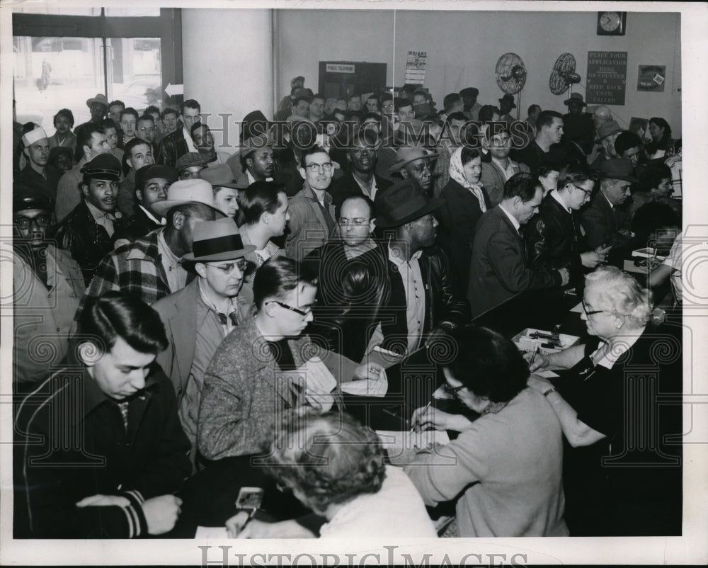 1957 Press Photo Rush of Auto Licences Bureau on Eve of Deadline
