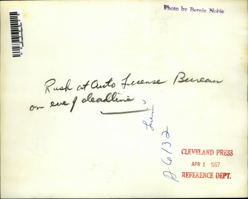 1957 Press Photo Rush of Auto Licences Bureau on Eve of Deadline