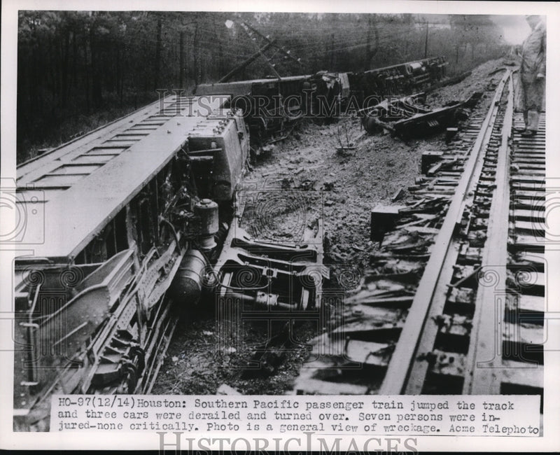 Load image into Gallery viewer, 1951 Press Photo Souther Pacific Passenger train jumped the track at Houston
