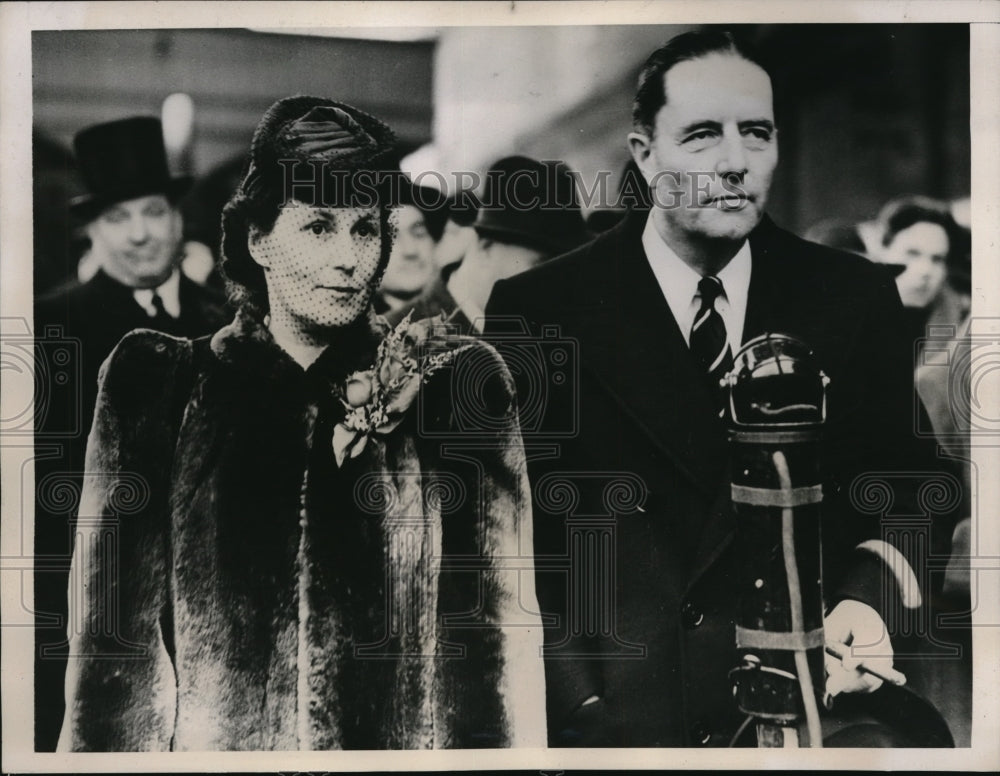 1939 Press Photo R.S. Hudson with Mrs. Hundson at Victoria Station