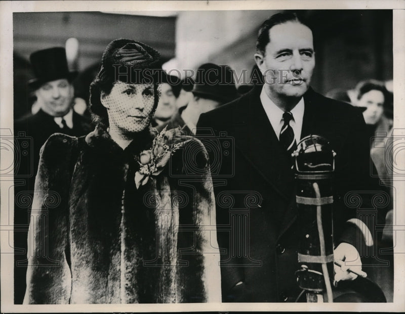Load image into Gallery viewer, 1939 Press Photo R.S. Hudson with Mrs. Hundson at Victoria Station
