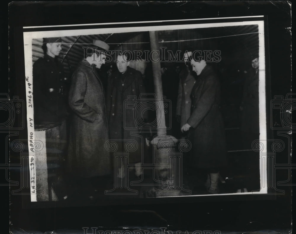 1942 Press Photo John G. Winant visits with members to the court of St. James
