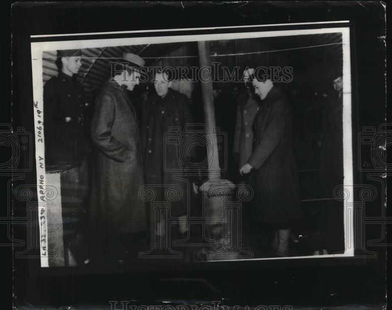 Load image into Gallery viewer, 1942 Press Photo John G. Winant visits with members to the court of St. James
