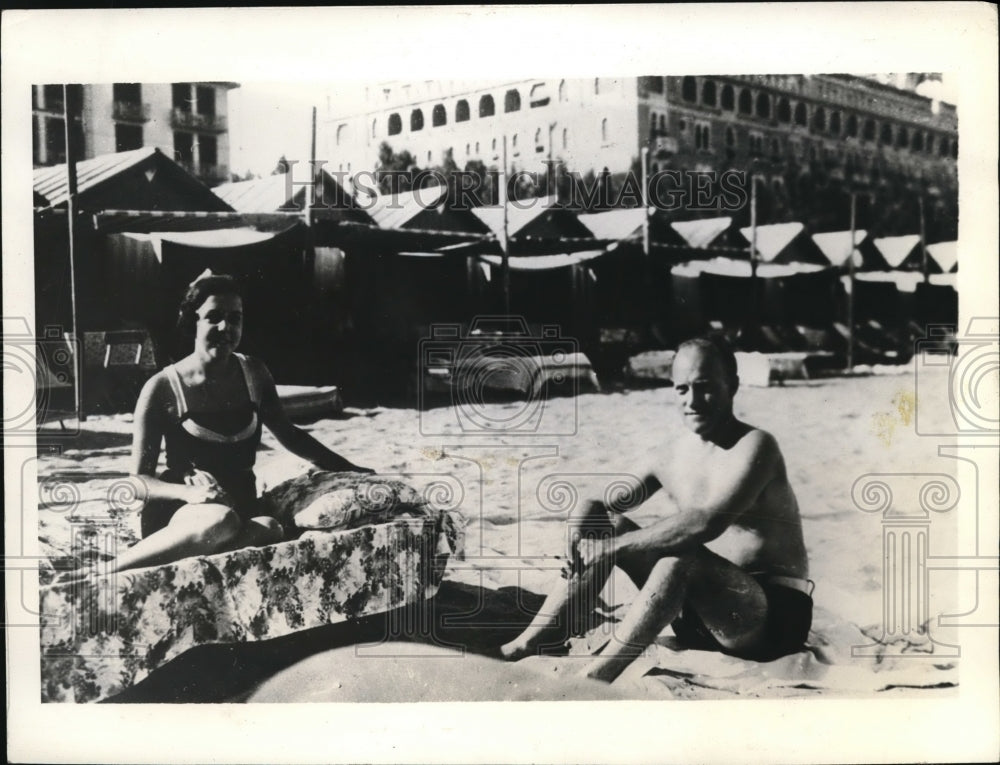 1933 Press Photo Mr. and Mrs. Henry H. Whittemore at Excelsior Beach at Lido