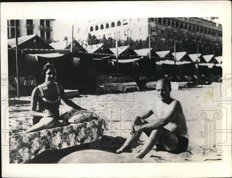 Load image into Gallery viewer, 1933 Press Photo Mr. and Mrs. Henry H. Whittemore at Excelsior Beach at Lido
