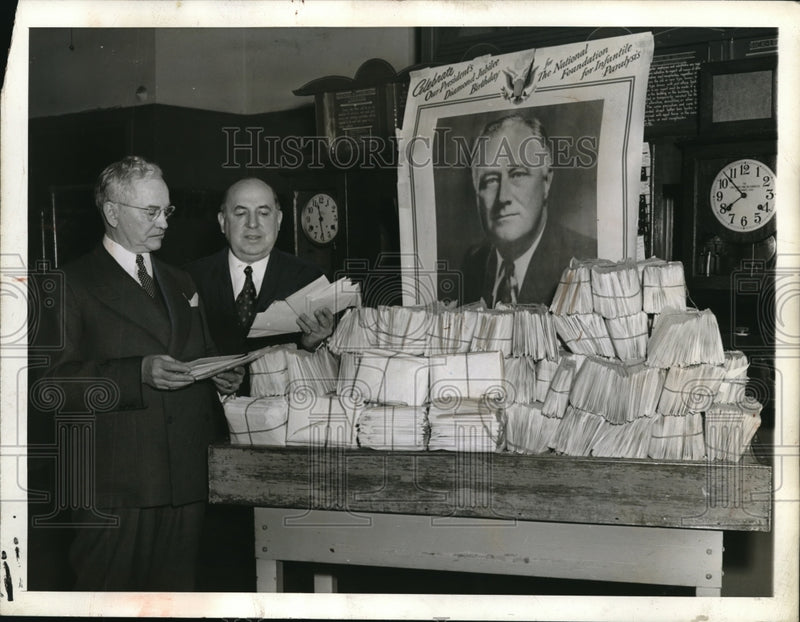 Load image into Gallery viewer, 1942 Press Photo A. Goldman * W. Wear at "Fight Infantile Paralysis" campaign
