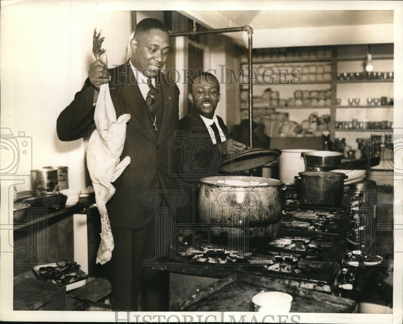 Load image into Gallery viewer, 1938 Press Photo Elder N. Wells and state supervisor B.L. Williams cooking
