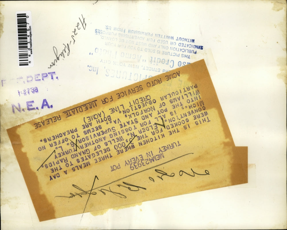 1938 Press Photo Elder N. Wells and state supervisor B.L. Williams cooking