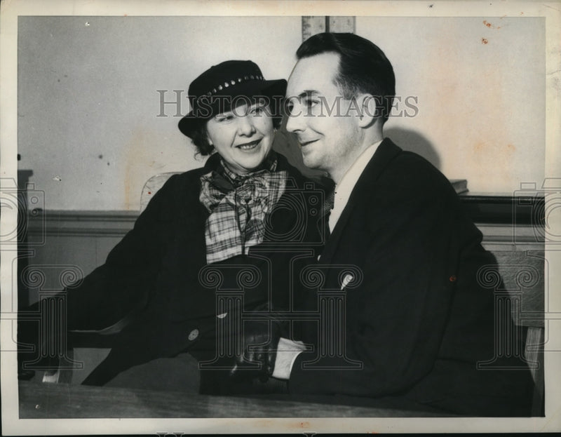 Load image into Gallery viewer, 1938 Press Photo David Lamson with sister, Dr. Margaret Lamson, during hearing
