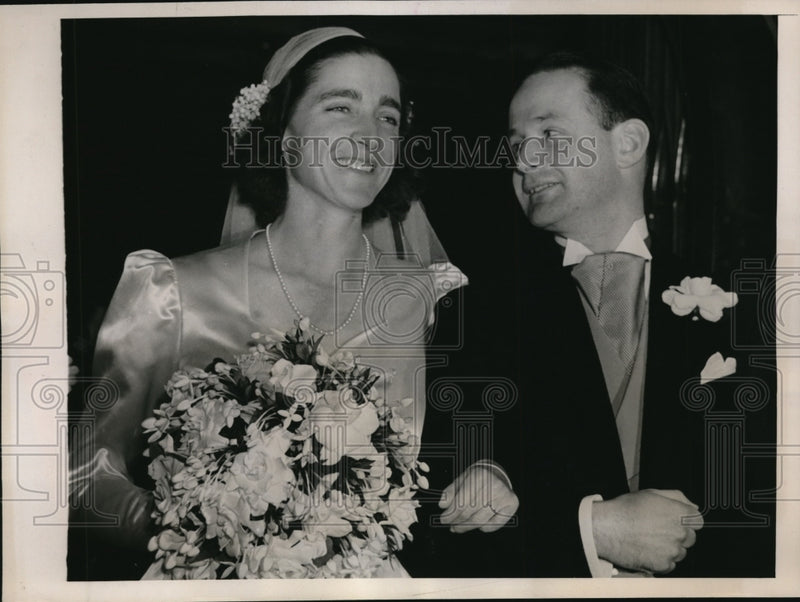 Load image into Gallery viewer, 1941 Press Photo Mr. and Mrs. Charles Le Routilleier Homer Jr. after wedding

