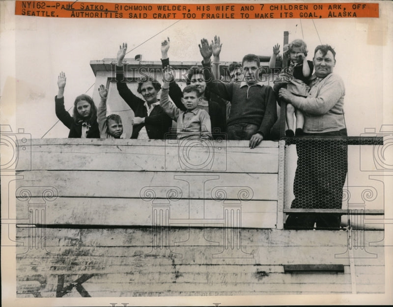 Load image into Gallery viewer, 1940 Press Photo Paul Satko, Richmond Welder, his wife &amp; seven children on ship
