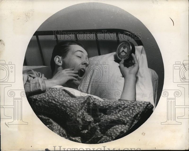 Load image into Gallery viewer, 1940 Press Photo Douglas Lowe awaked at 3:35 A.M. during prank

