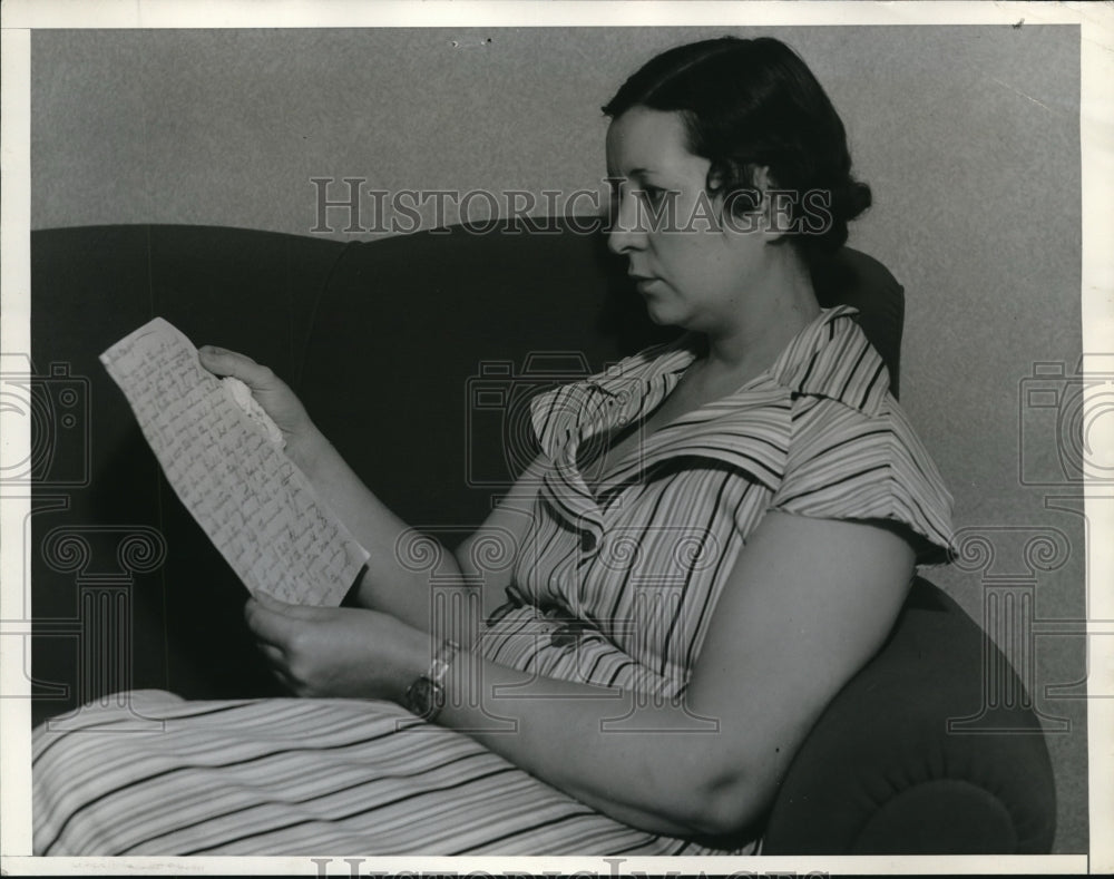 1934 Press Photo Miss Marjorie Fairchild reading note left by June Delong