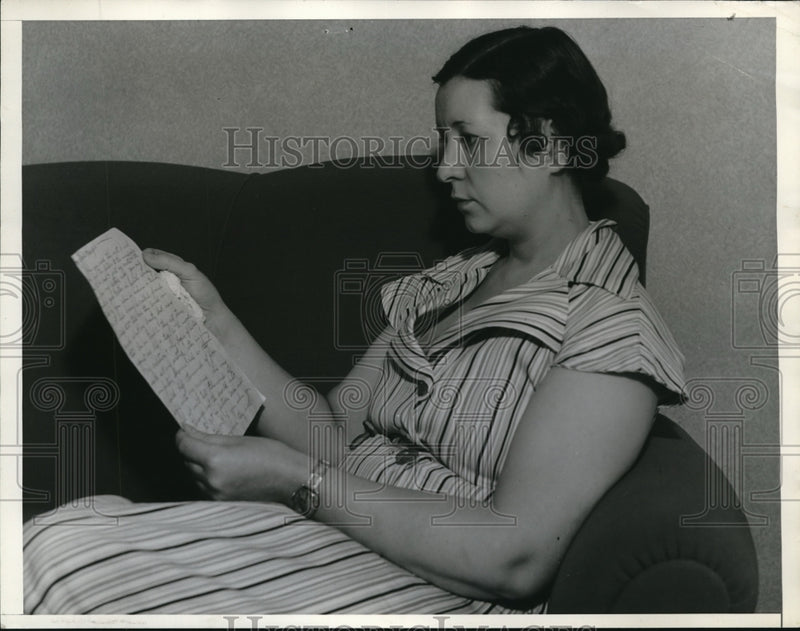Load image into Gallery viewer, 1934 Press Photo Miss Marjorie Fairchild reading note left by June Delong
