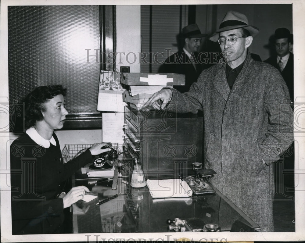 1947 Press Photo Clarence Hiatt at British Consulate with Maudie Coulter