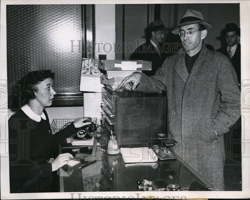 Load image into Gallery viewer, 1947 Press Photo Clarence Hiatt at British Consulate with Maudie Coulter
