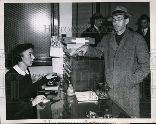 1947 Press Photo Clarence Hiatt at British Consulate with Maudie Coulter