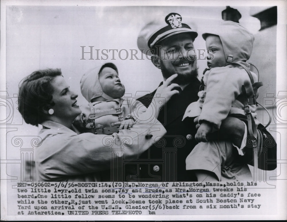 1956 Press Photo R.D. Morgan hold sons, Jay & Bruce, with Mrs. Morgan