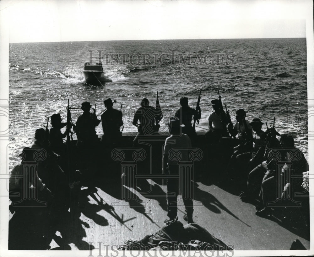 1970 Press Photo Colonel Vincente Nendez gives men last minute instructions