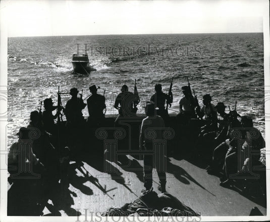 1970 Press Photo Colonel Vincente Nendez gives men last minute instructions