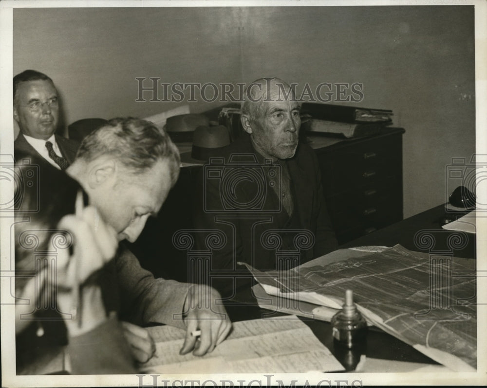1932 Press Photo Victor Michelson being questioned