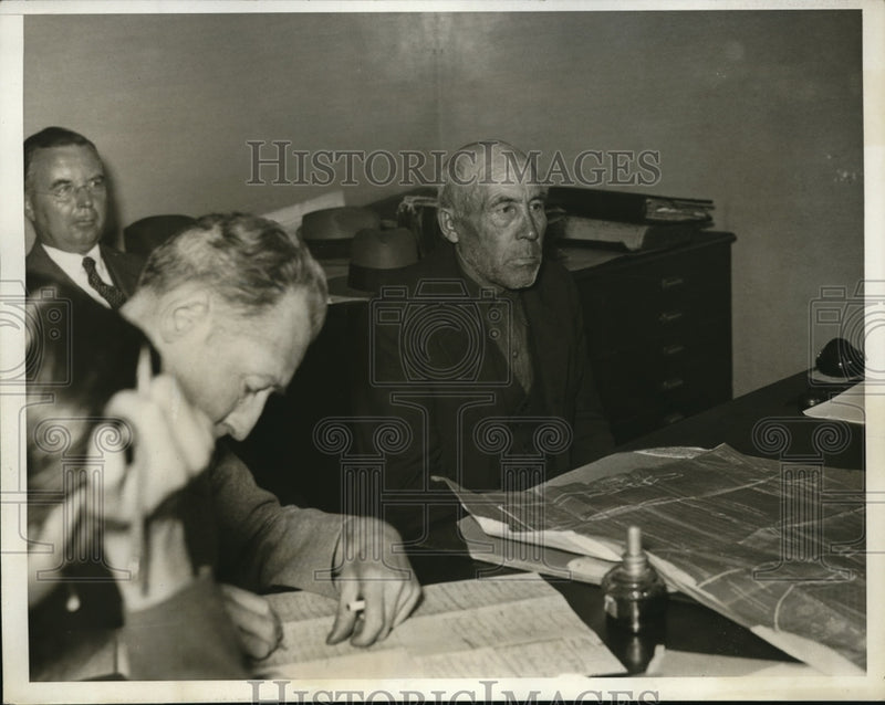 Load image into Gallery viewer, 1932 Press Photo Victor Michelson being questioned
