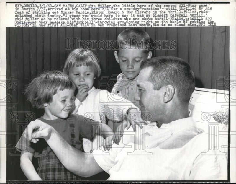 Load image into Gallery viewer, 1961 Press Photo Stu Miller with his three children Kim, Lori, &amp; Scott
