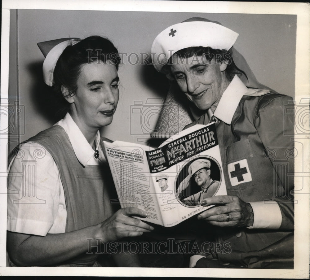 1942 Press Photo Mrs. MacArthur &amp; her daughter, Mrs. John Rayburn, reading book- Historic Images