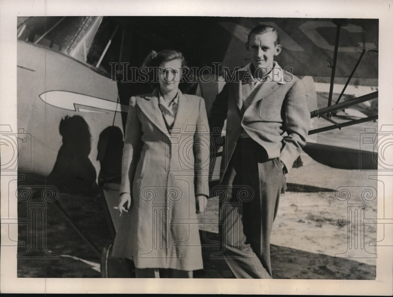 Load image into Gallery viewer, 1940 Press Photo Mrs. Del Farrar and husband C.A. Farrar at the airport
