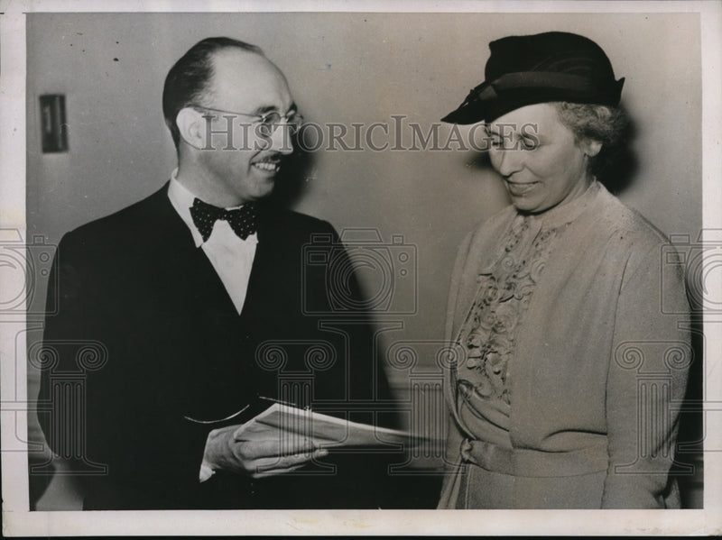 Load image into Gallery viewer, 1937 Press Photo Among many educators and scientists who attended conference in
