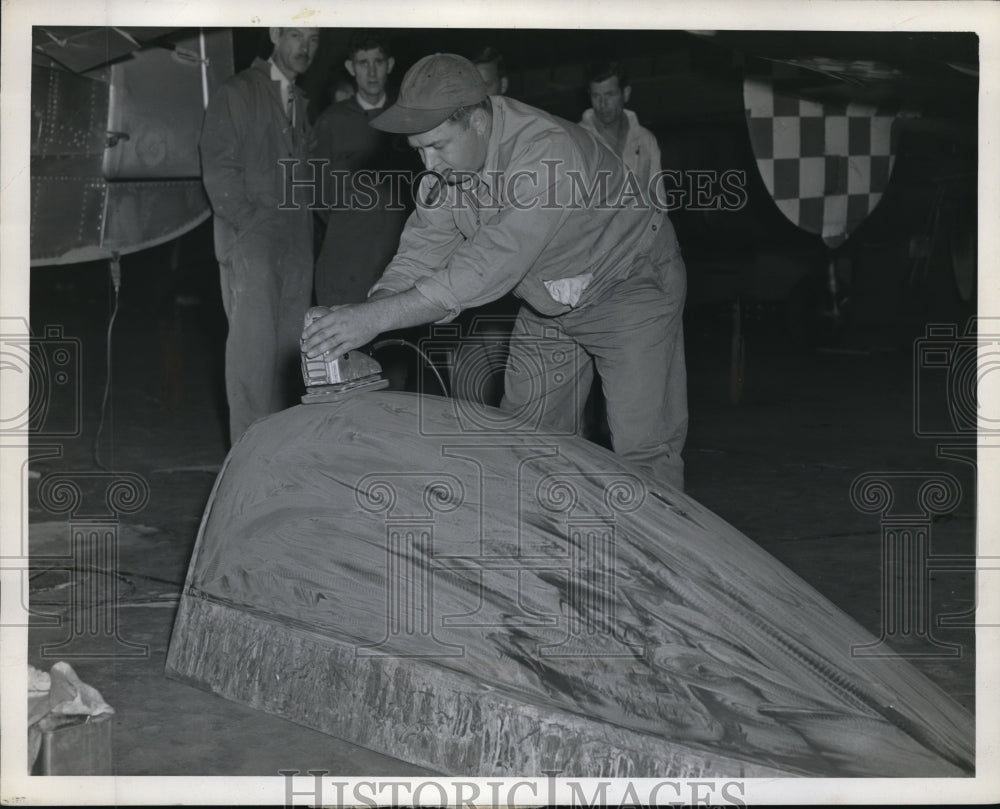 1946 Press Photo Ed Fisher working on Bill Orig's No 44