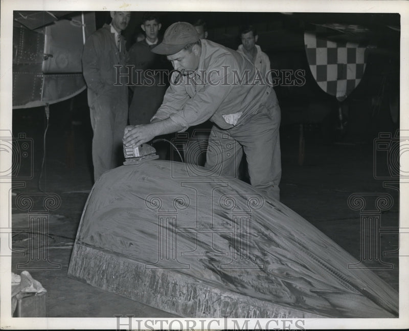 Load image into Gallery viewer, 1946 Press Photo Ed Fisher working on Bill Orig's No 44
